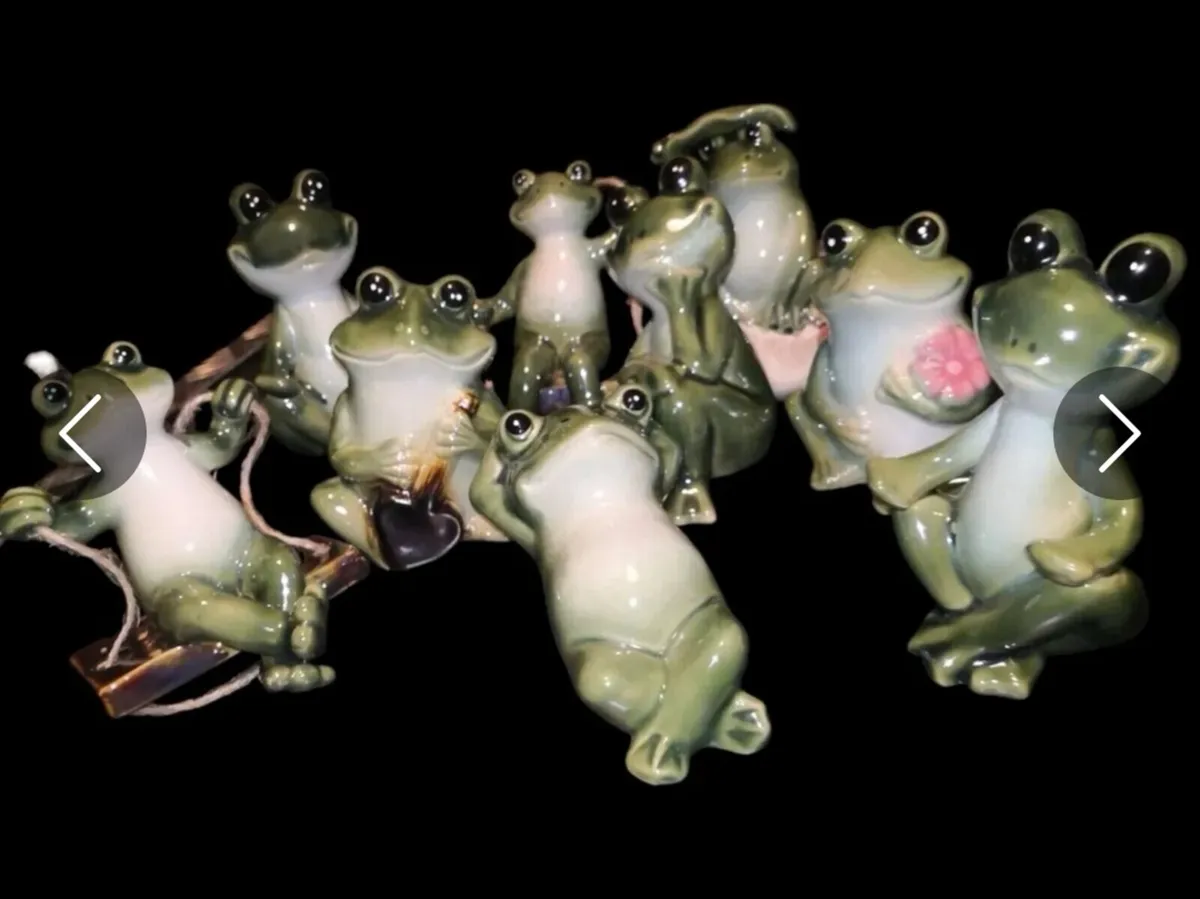 Unique Collection of large porcelain frogs - Image 1