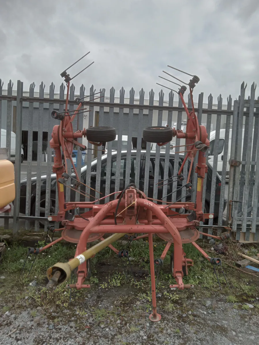 Kuhn four rotor tedder - Image 3