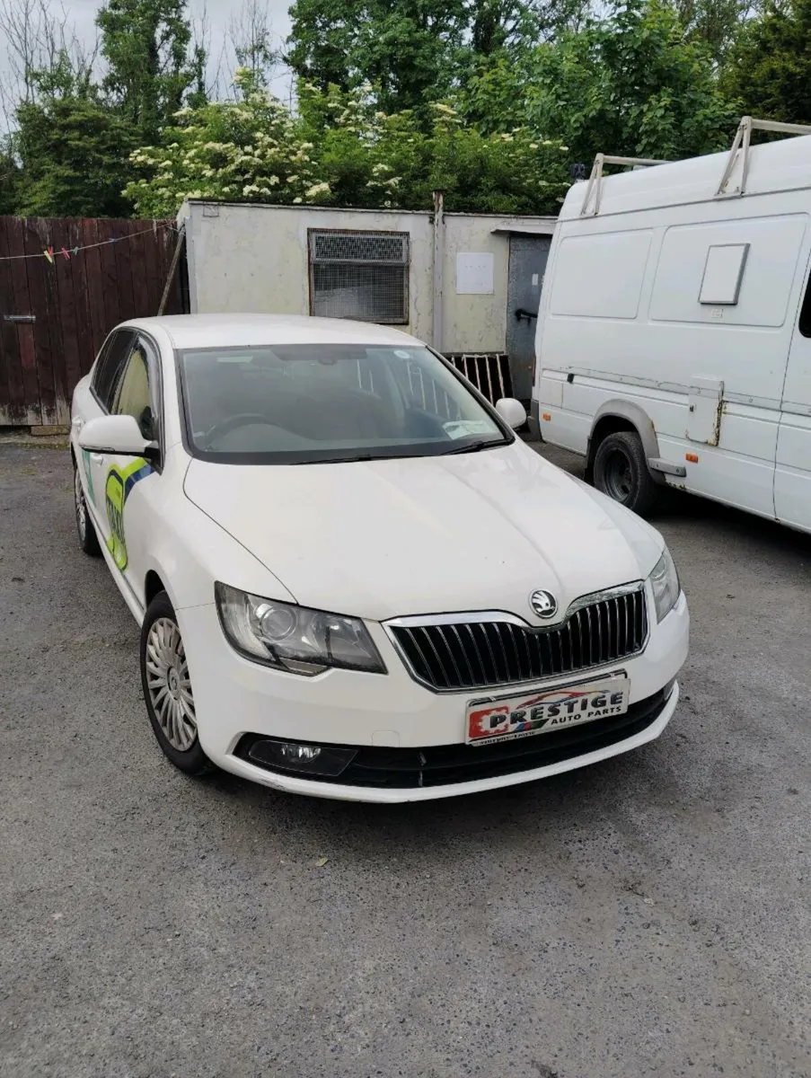 Breaking Skoda superb 2013 2.0tdi cff ppy lf9e - Image 1