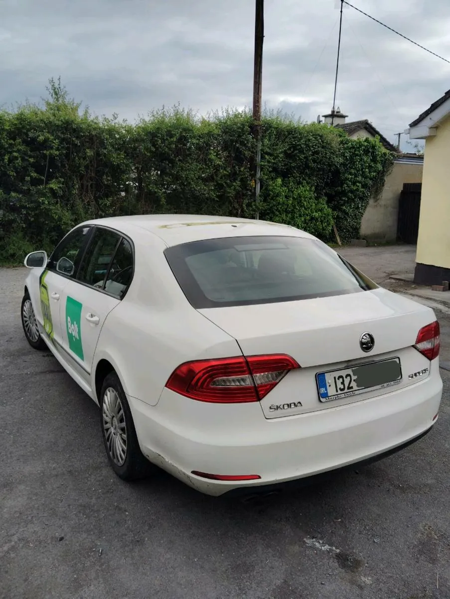 Breaking Skoda superb 2013 2.0tdi cff ppy lf9e - Image 4