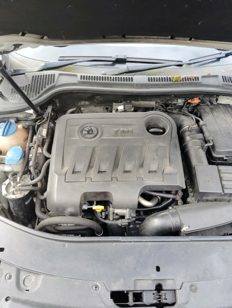 Breaking Skoda superb 2013 2.0tdi cff ppy lf9e - Image 3