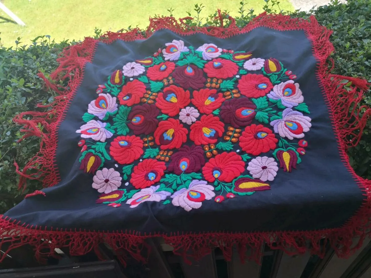 Unique "Matyo" handmade tablecloth - Image 1