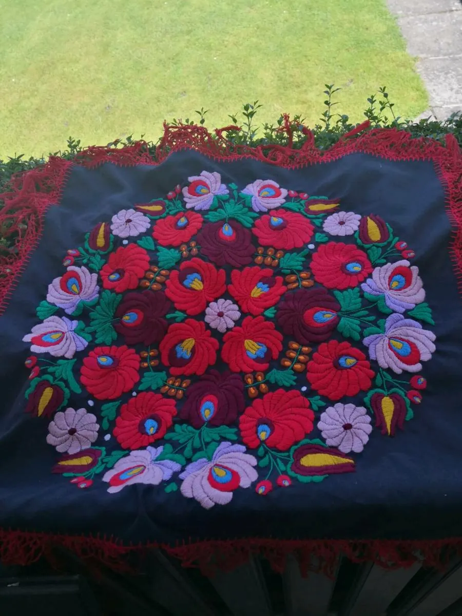 Unique "Matyo" handmade tablecloth - Image 2