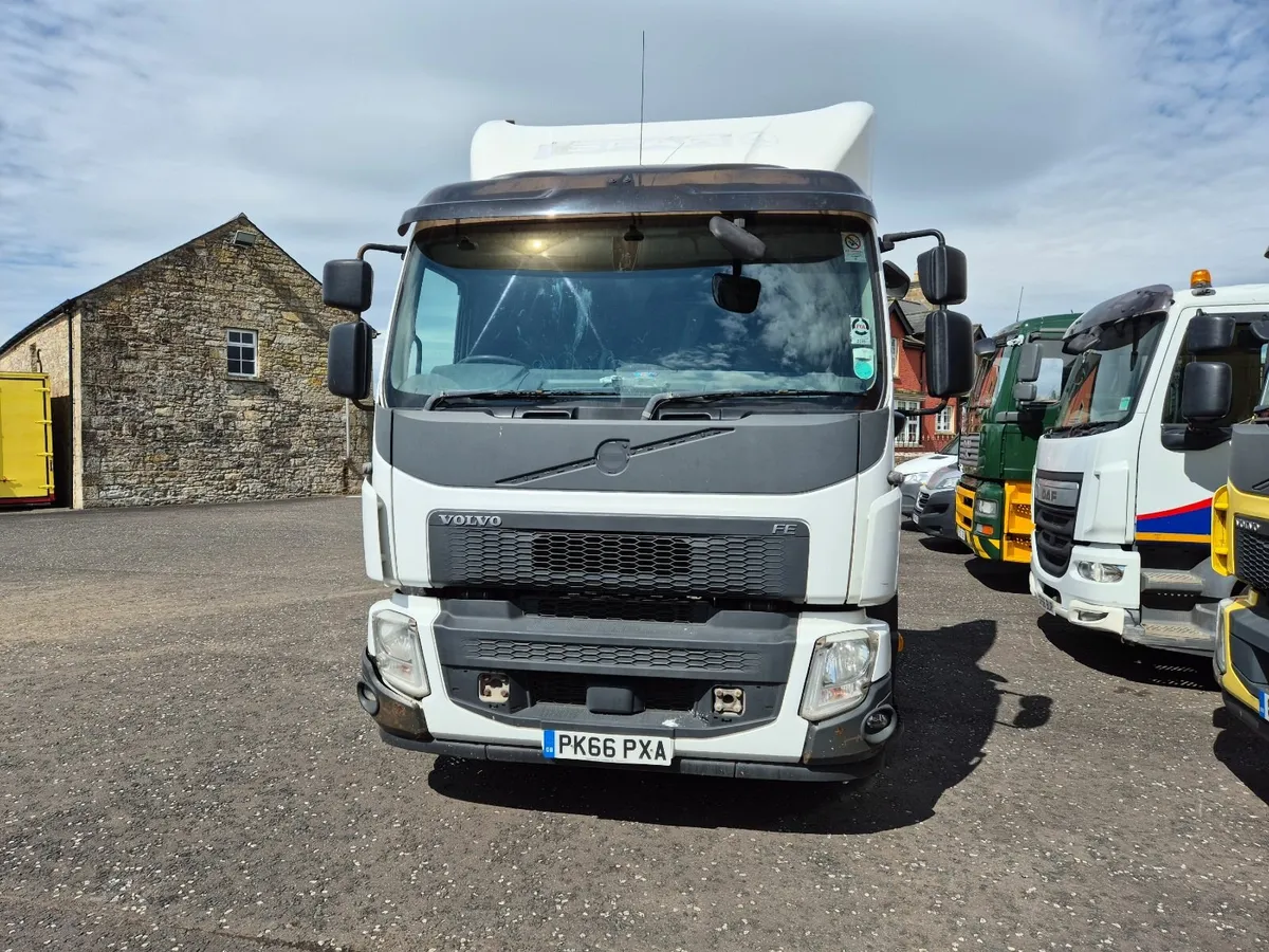 2016 Volvo FE320 6x2 rear lift 32ft chassis - Image 2