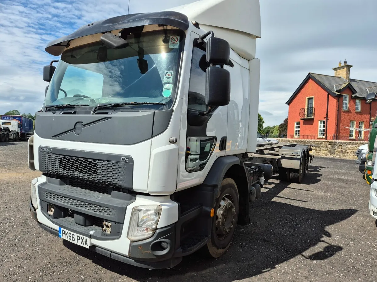 2016 Volvo FE320 6x2 rear lift 32ft chassis - Image 1