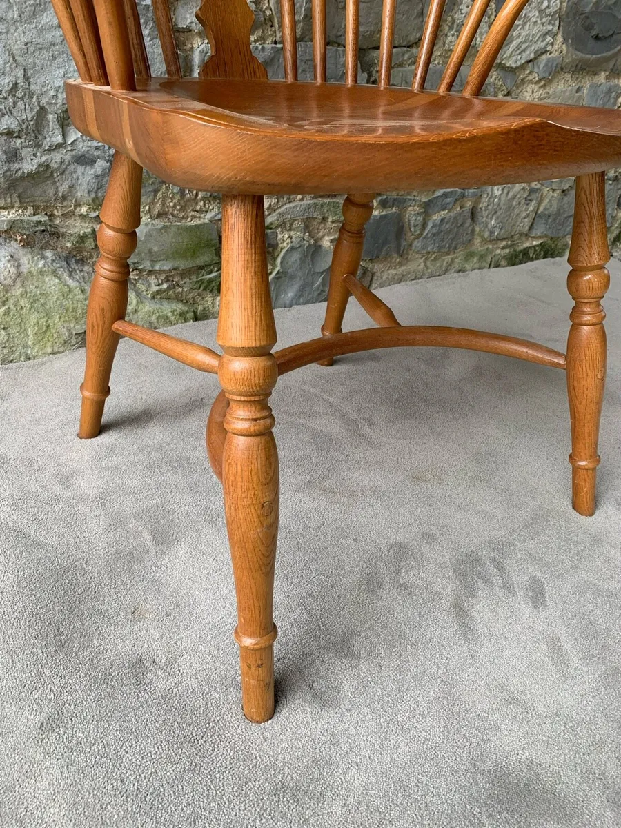 A large oak Windsor armchair. - Image 4