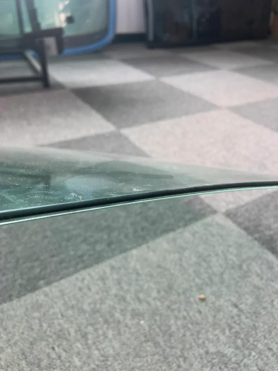 Tesla y clear & dark glass, child car seat - Image 2