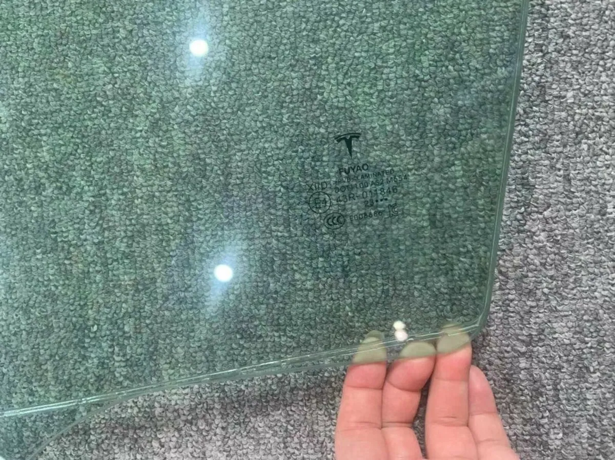 Tesla y clear & dark glass, child car seat - Image 3