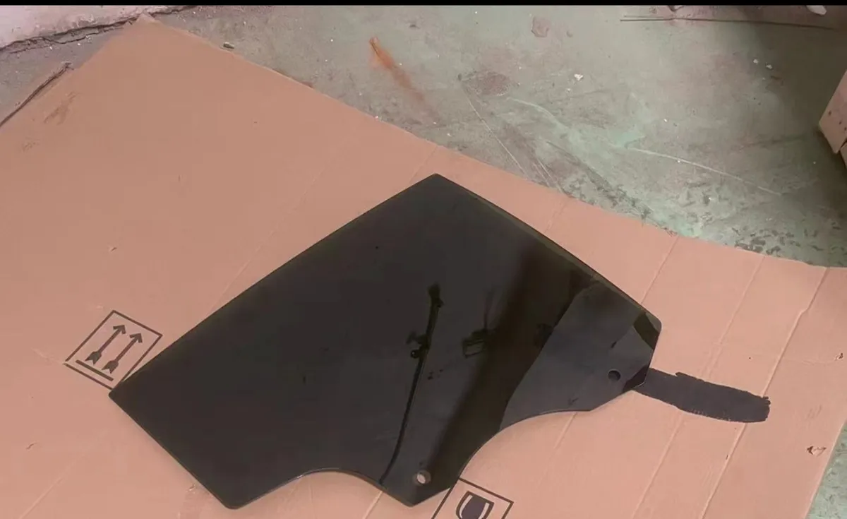 Tesla y clear & dark glass, child car seat - Image 4