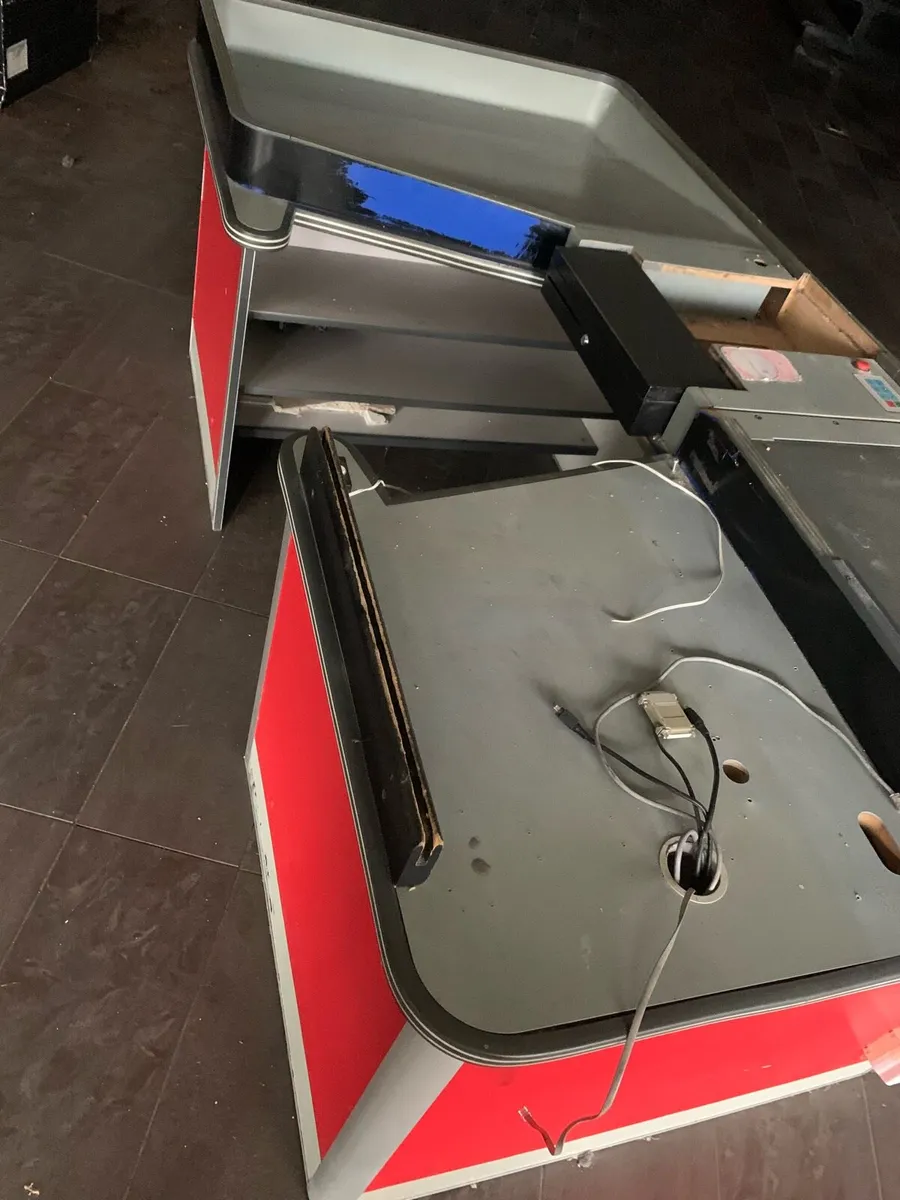 Checkout counter with electronic belt - Image 1