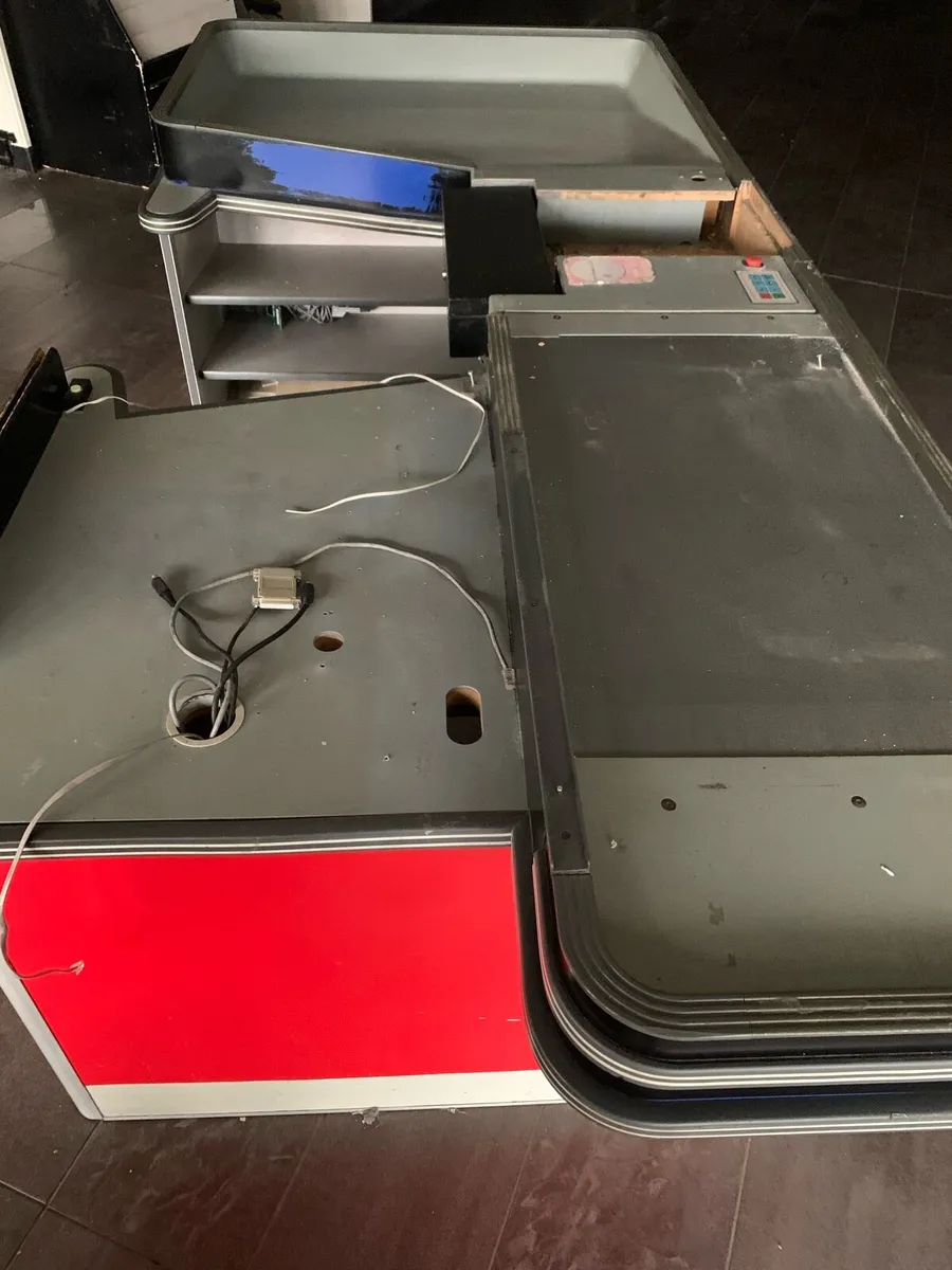 Checkout counter with electronic belt - Image 2