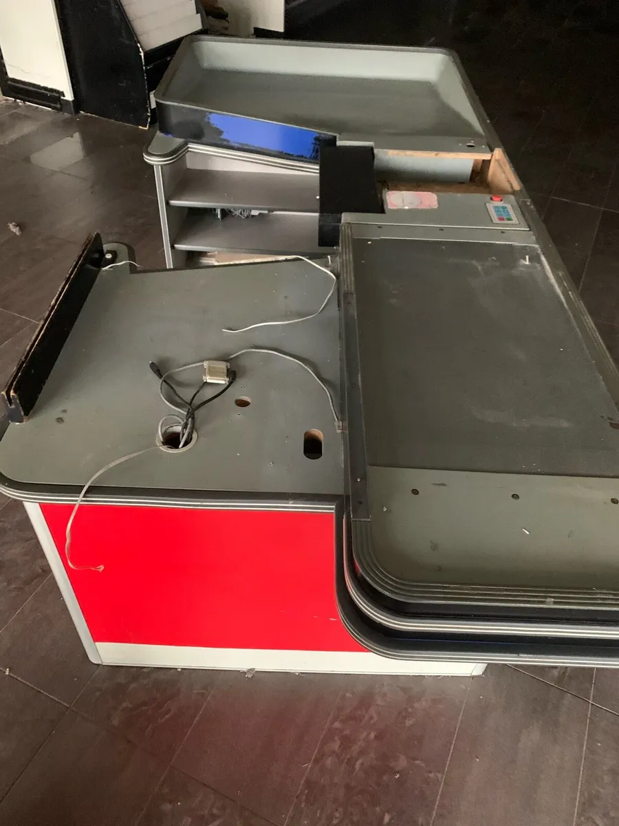 Checkout counter with electronic belt - Image 4