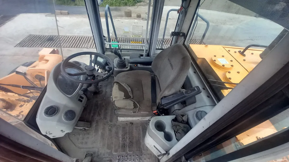 Hyundai 770-7A Loading Shovel - Image 3