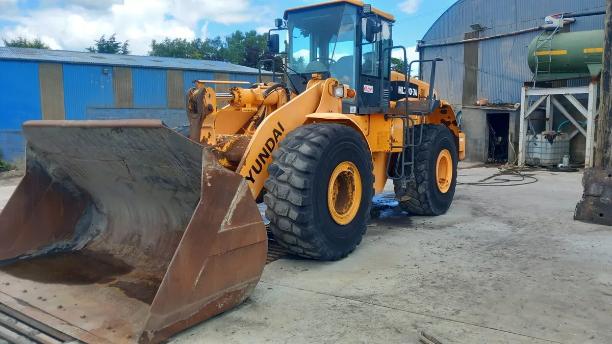 Hyundai 770-7A Loading Shovel - Image 1