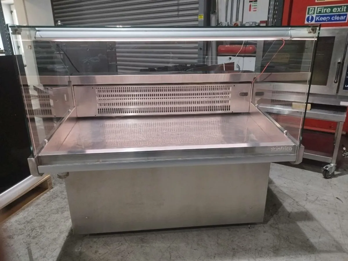 Refrigerated fish display - Image 2