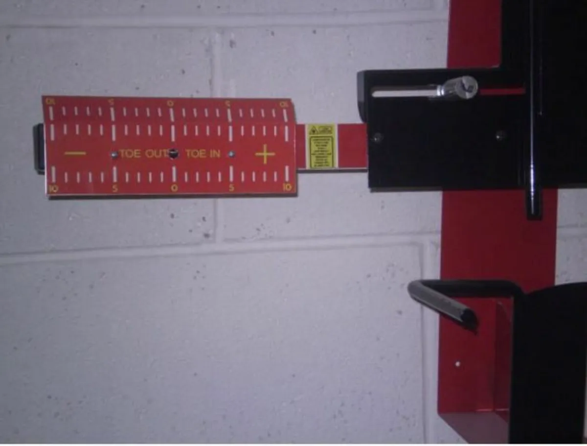 Quick Trak 2 Wheel Laser Tracking  Gauge Alignment - Image 2