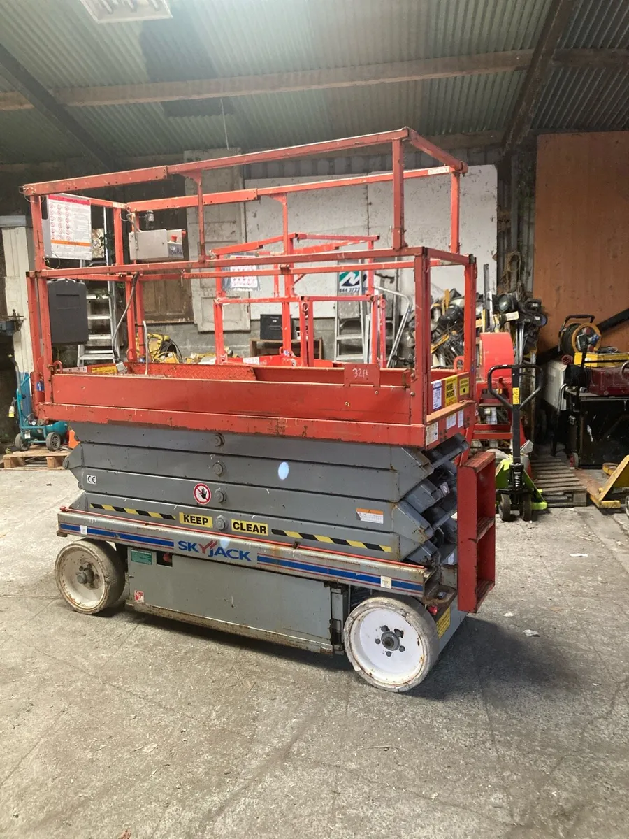 Skyjack 3226 Platform Hoist for sale - Image 1