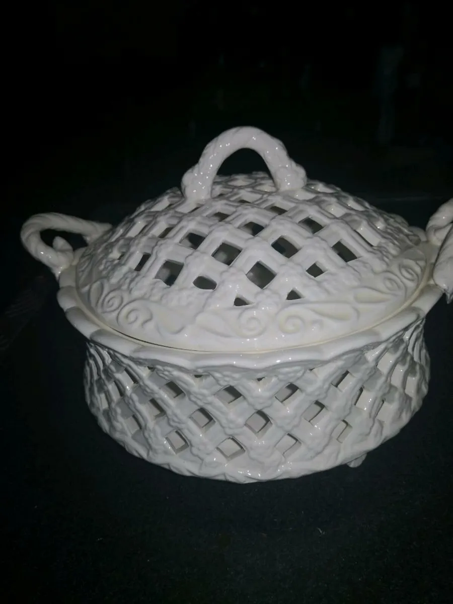 Beautiful lace patterned centerpiece - Image 1