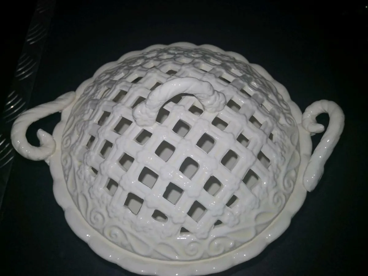 Beautiful lace patterned centerpiece - Image 2