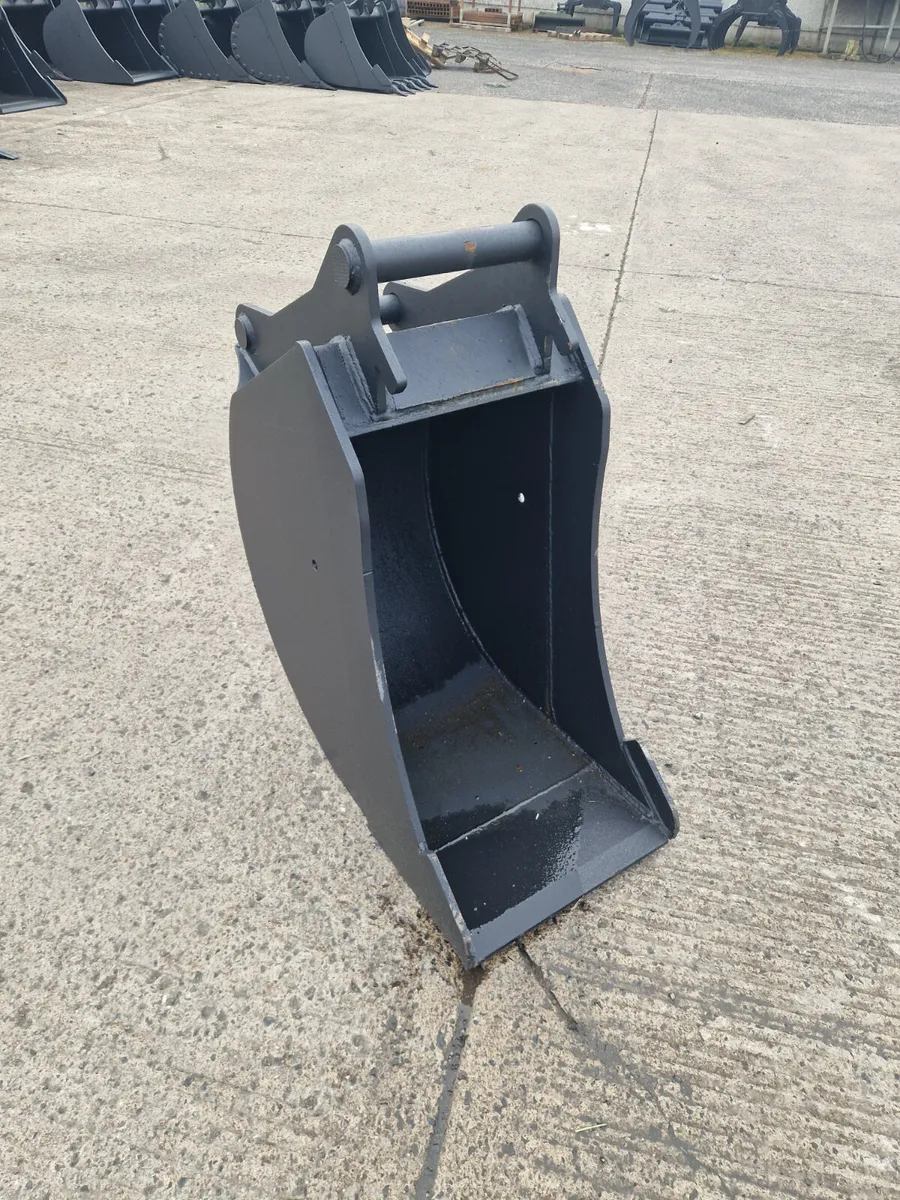 18” digging bucket no teeth to suit 6-8 ton - Image 1