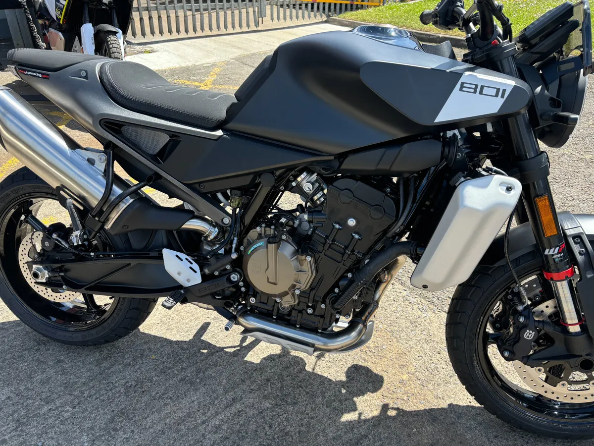 Husqvarna Svartpilen 801 - New Unregistered - Image 4