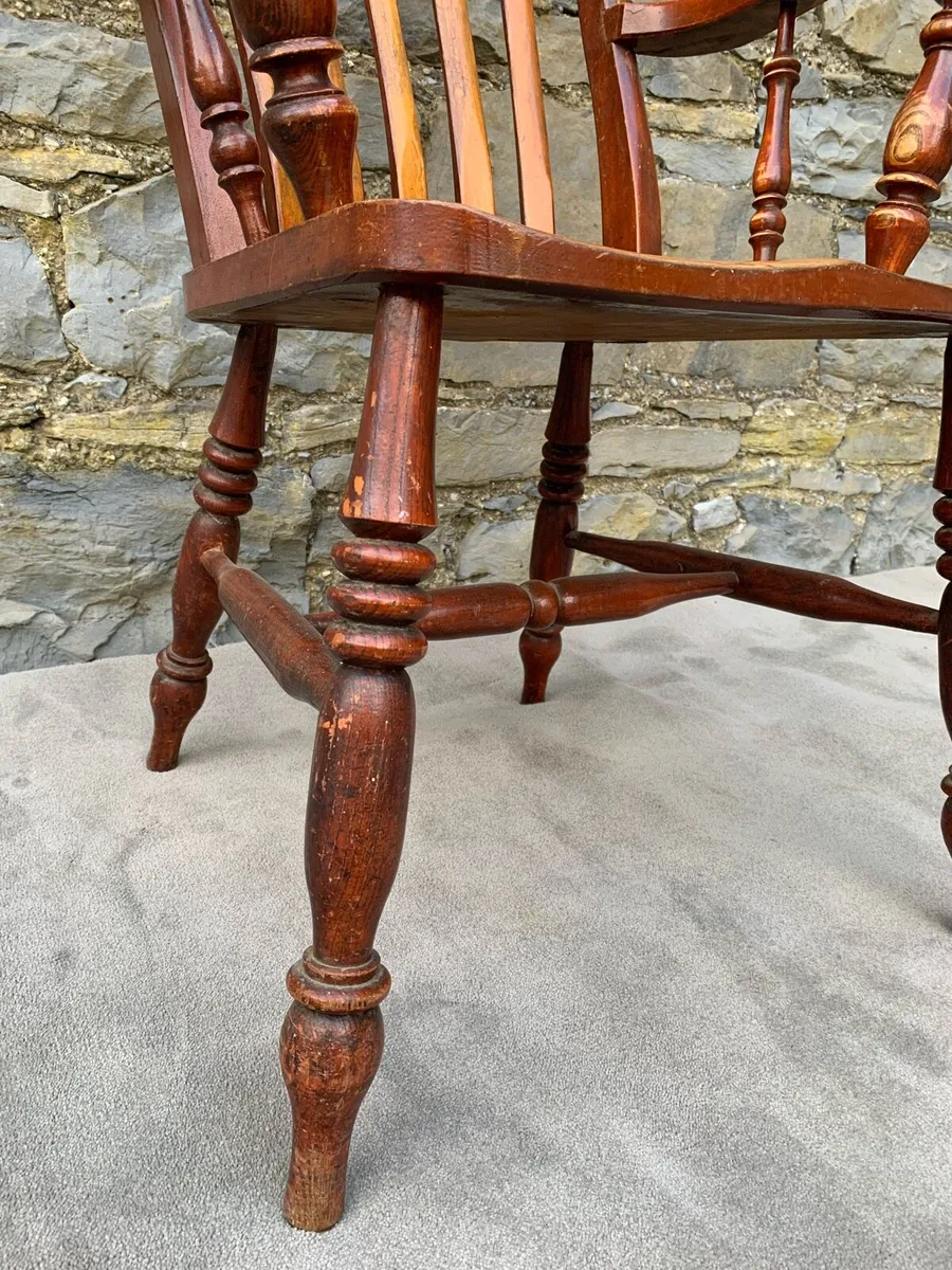 A Victorian elm & beech gent's farmhouse armchair - Image 4