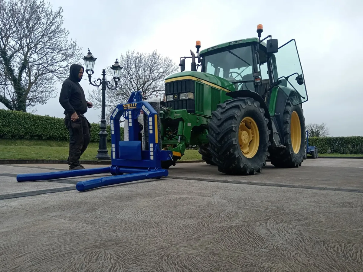 Front folding bale handler with plastic carrier - Image 3