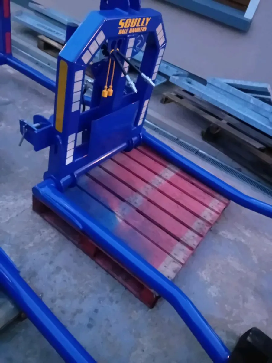 Front folding bale handler with plastic carrier - Image 2