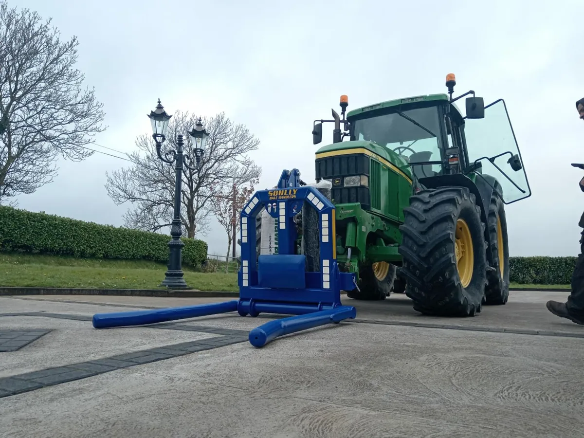 Front folding bale handler with plastic carrier - Image 1