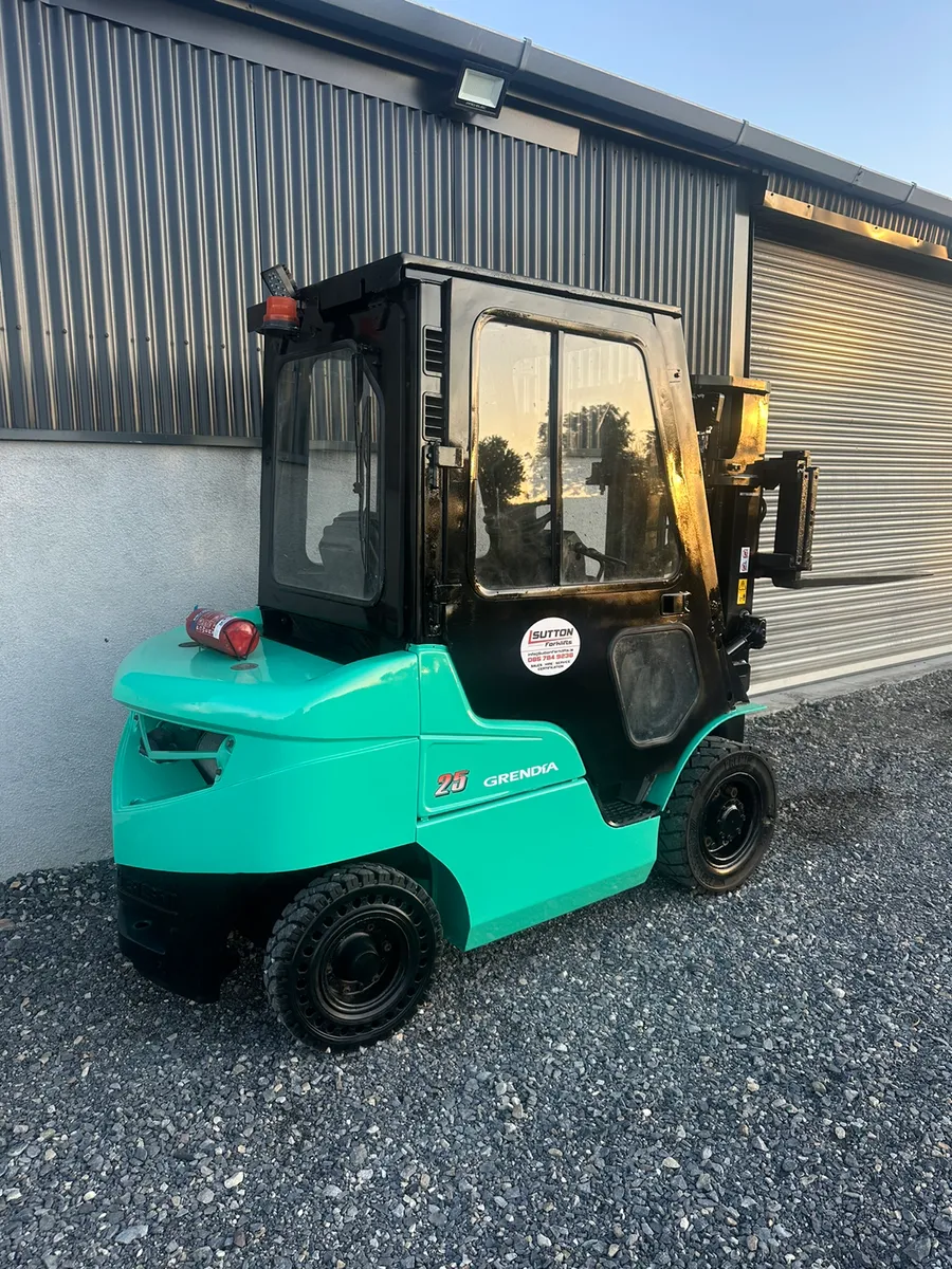 Mitsubishi FD25 Forklift - Full Cab - Image 4