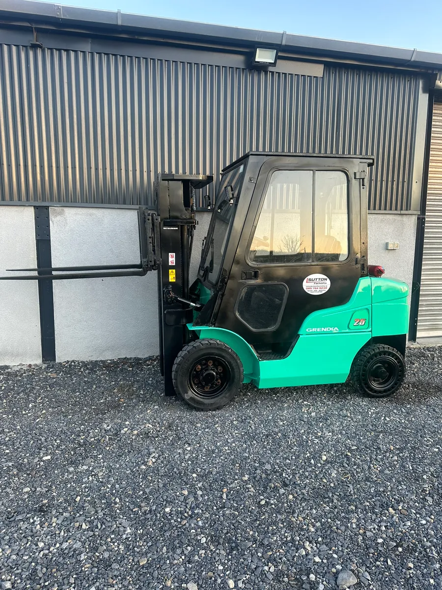 Mitsubishi FD25 Forklift - Full Cab - Image 1