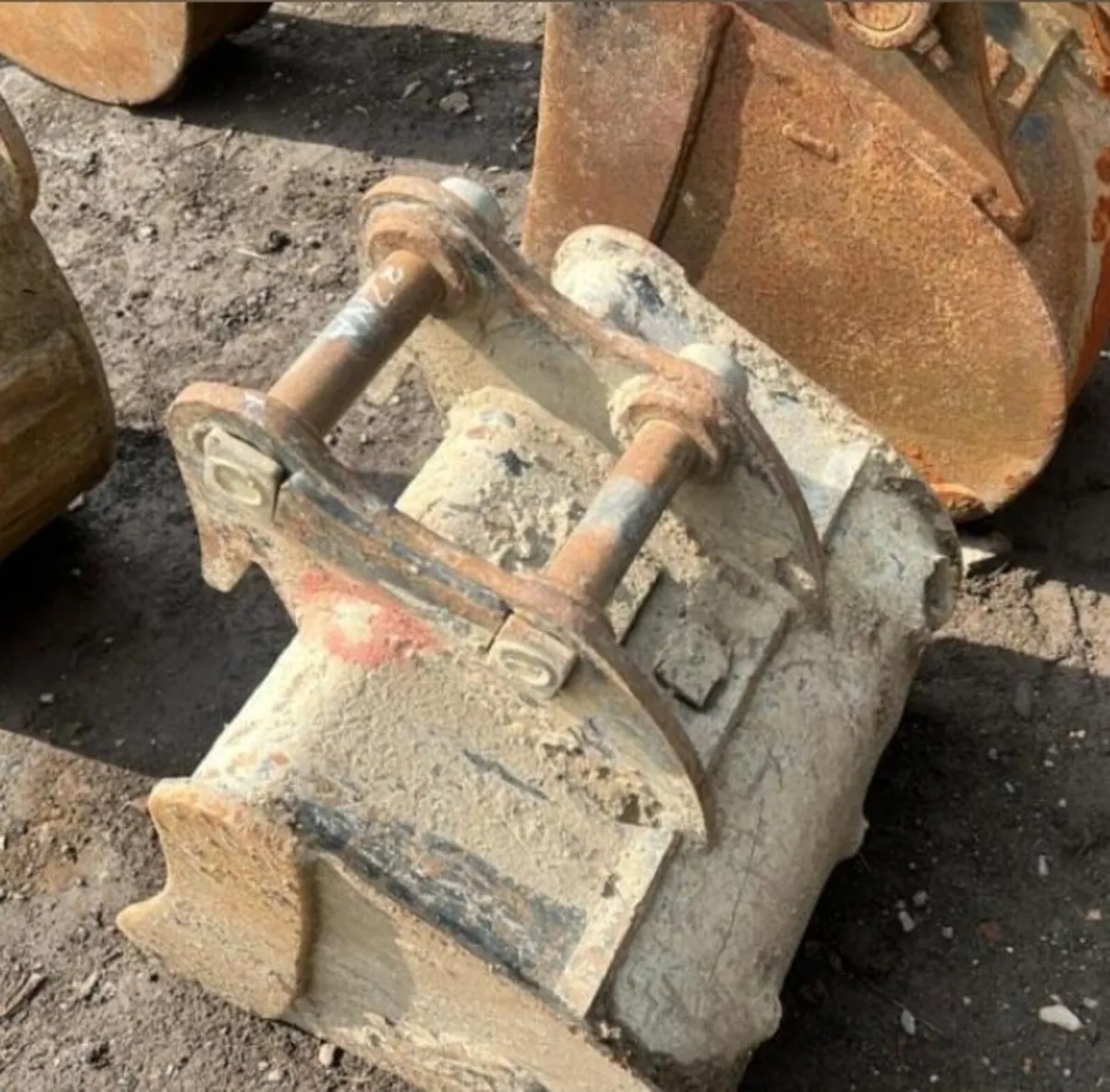 18'' DIGGING BUCKET (35MM PINS) - Image 2