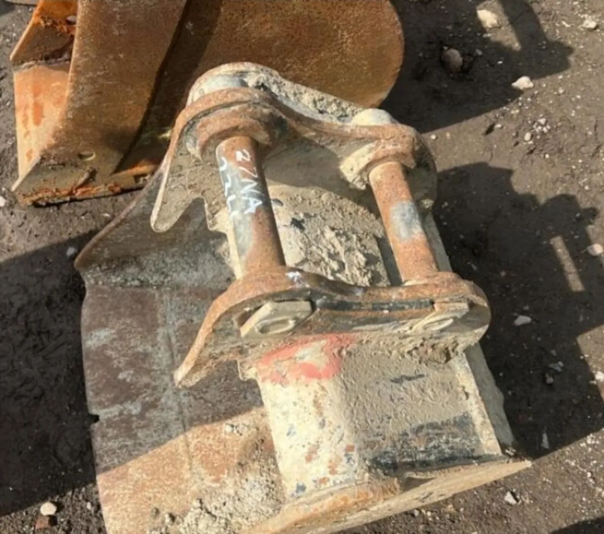 18'' DIGGING BUCKET (35MM PINS) - Image 3