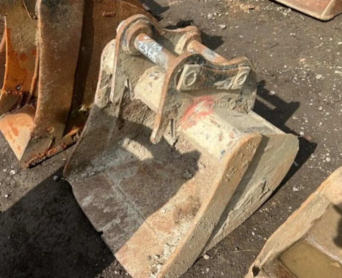 18'' DIGGING BUCKET (35MM PINS) - Image 1