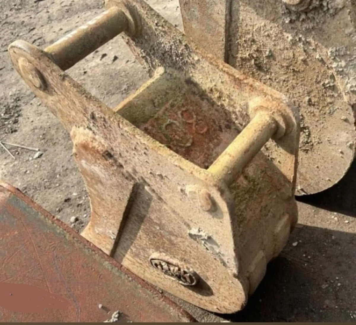 11'' DIGGING BUCKET (45MM PINS) - Image 2