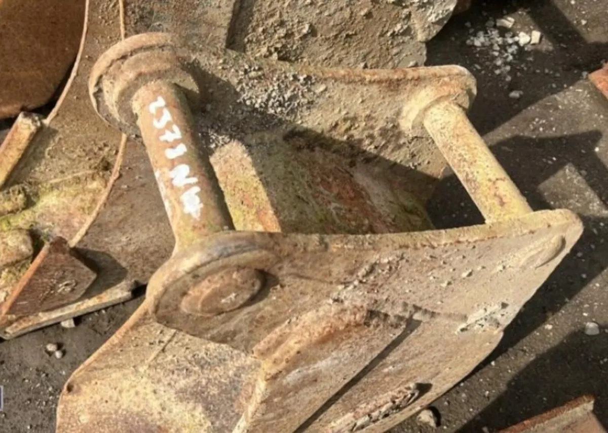 11'' DIGGING BUCKET (45MM PINS) - Image 4