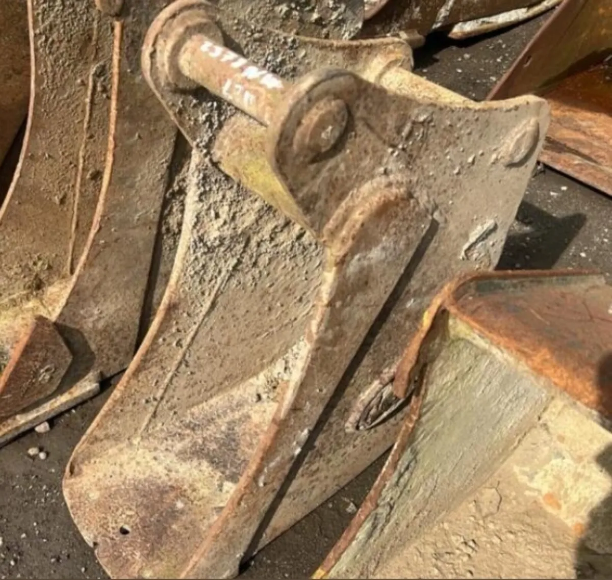 11'' DIGGING BUCKET (45MM PINS) - Image 1