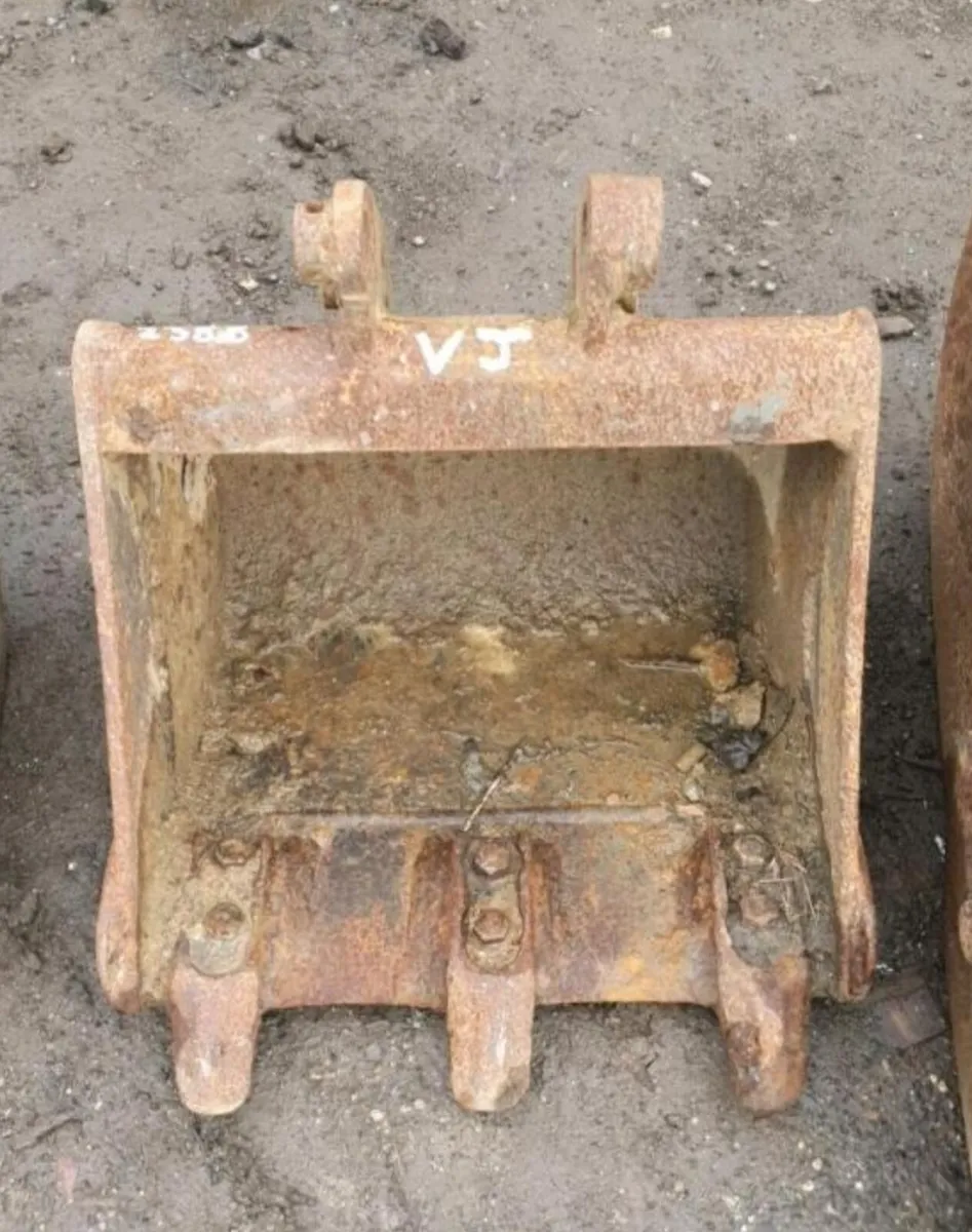 15'' DIGGING BUCKET (25MM PINS) - Image 1