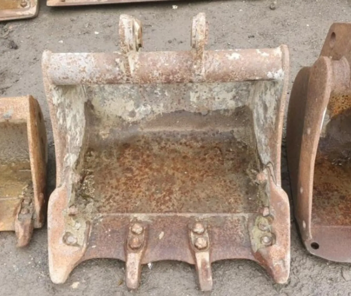 2FT DIGGING BUCKET (35MM PINS) - Image 1