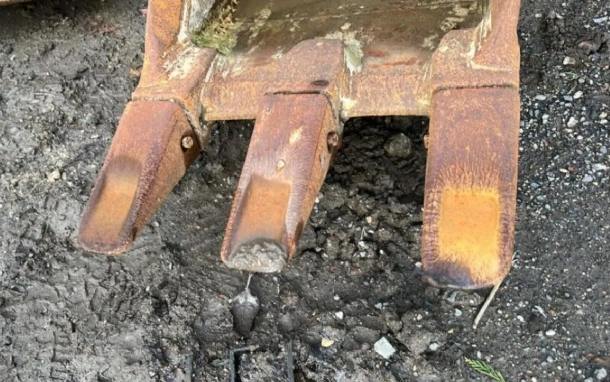 18'' DIGGING BUCKET (65MM PINS) - Image 3