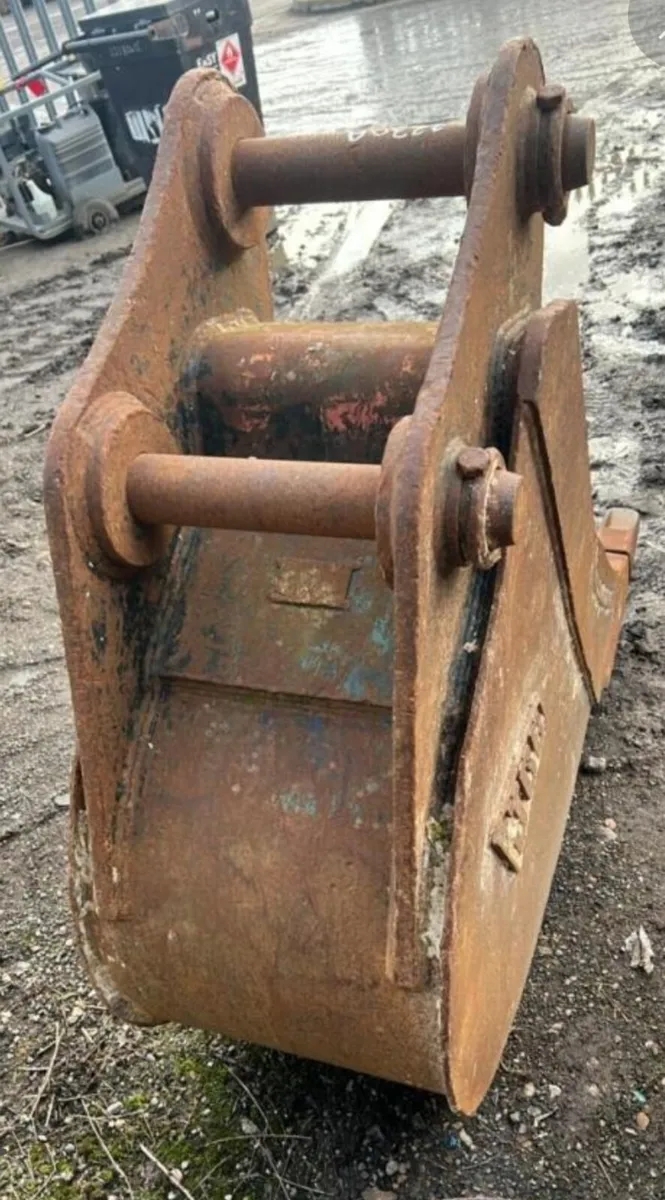 18'' DIGGING BUCKET (65MM PINS) - Image 2