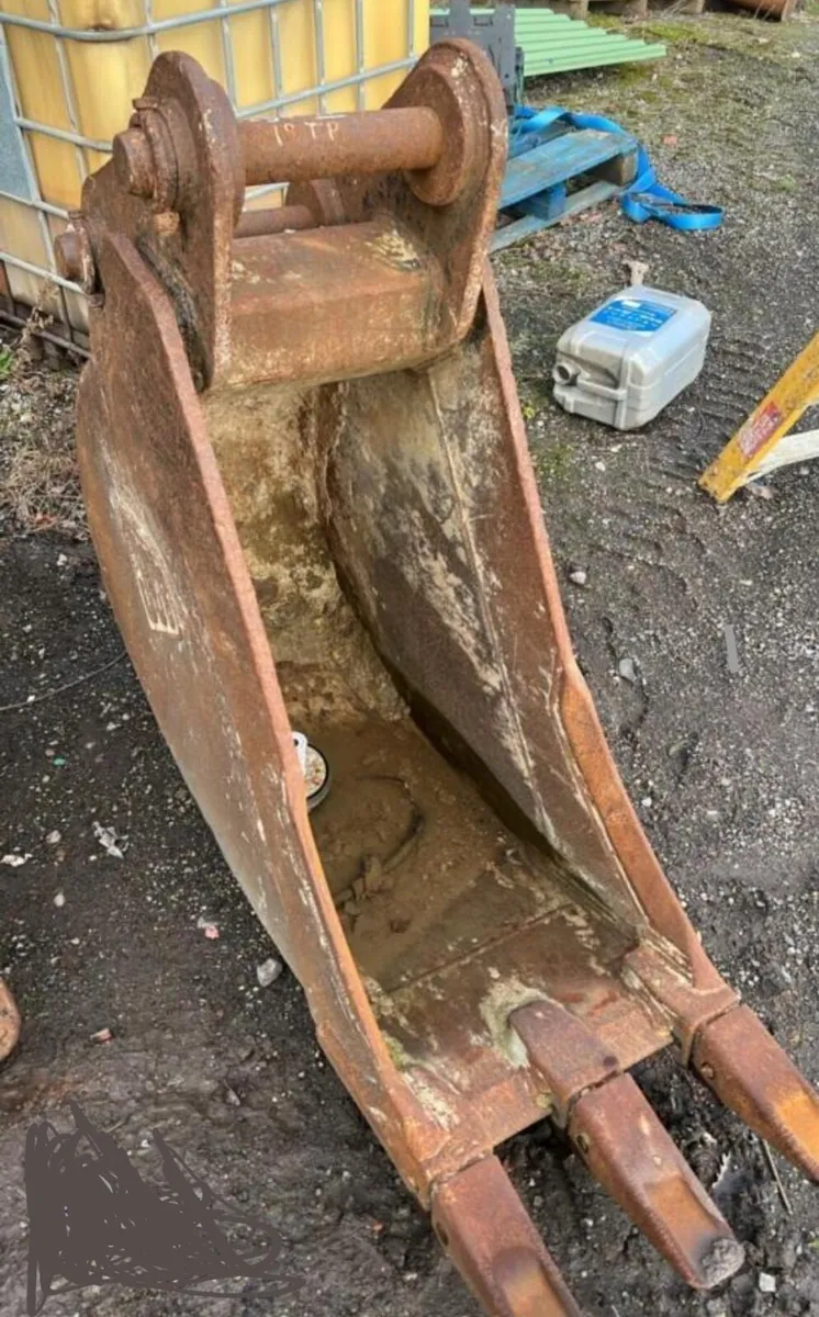 18'' DIGGING BUCKET (65MM PINS) - Image 1