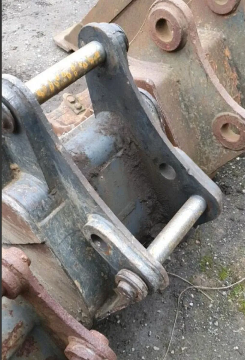 18'' DIGGING BUCKET (45MM PINS) - Image 3