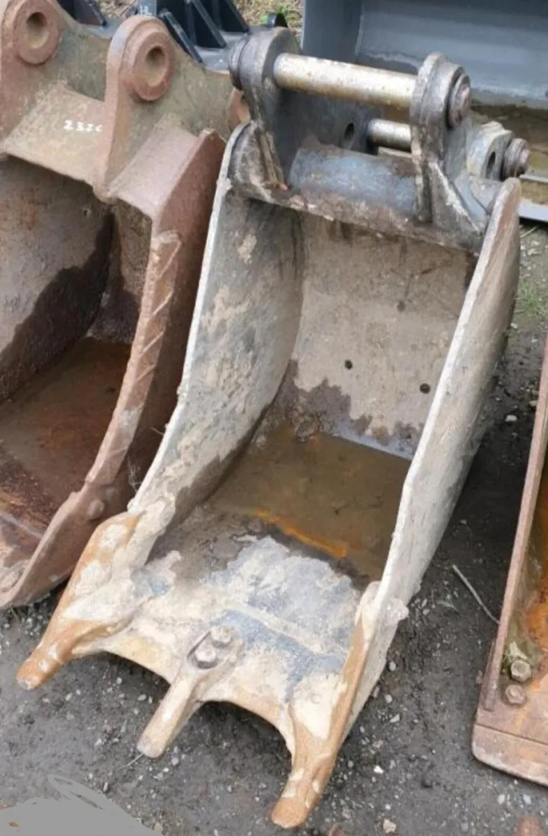 18'' DIGGING BUCKET (45MM PINS) - Image 1