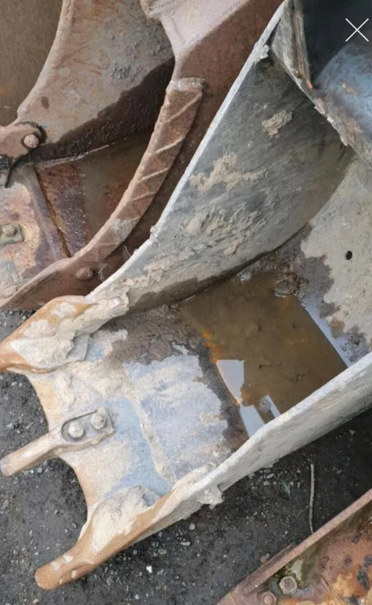 18'' DIGGING BUCKET (45MM PINS) - Image 2