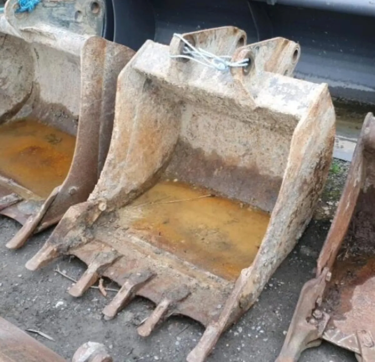 29'' DIGGING BUCKET (45MM PINS) - Image 1