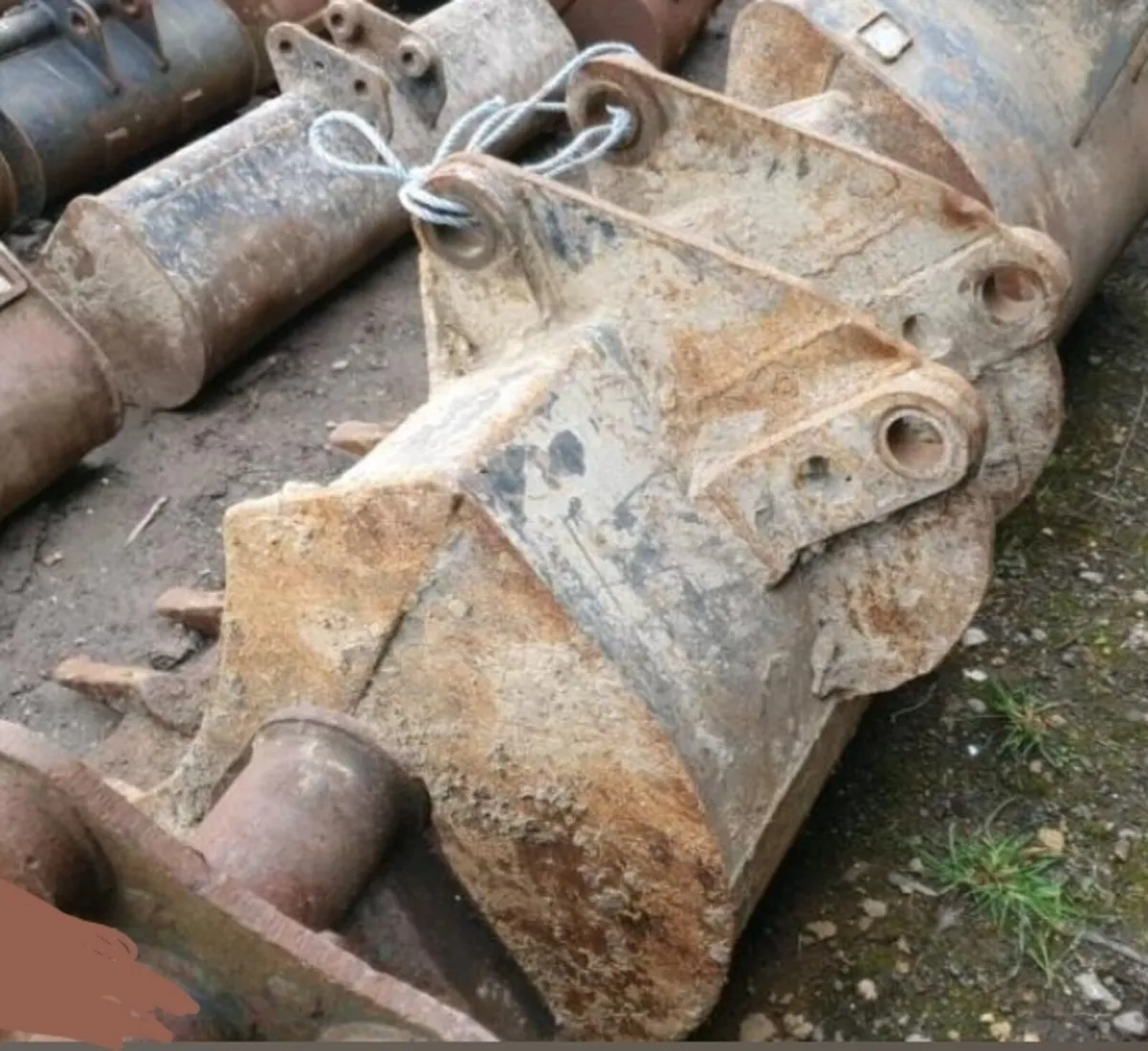 29'' DIGGING BUCKET (45MM PINS) - Image 3