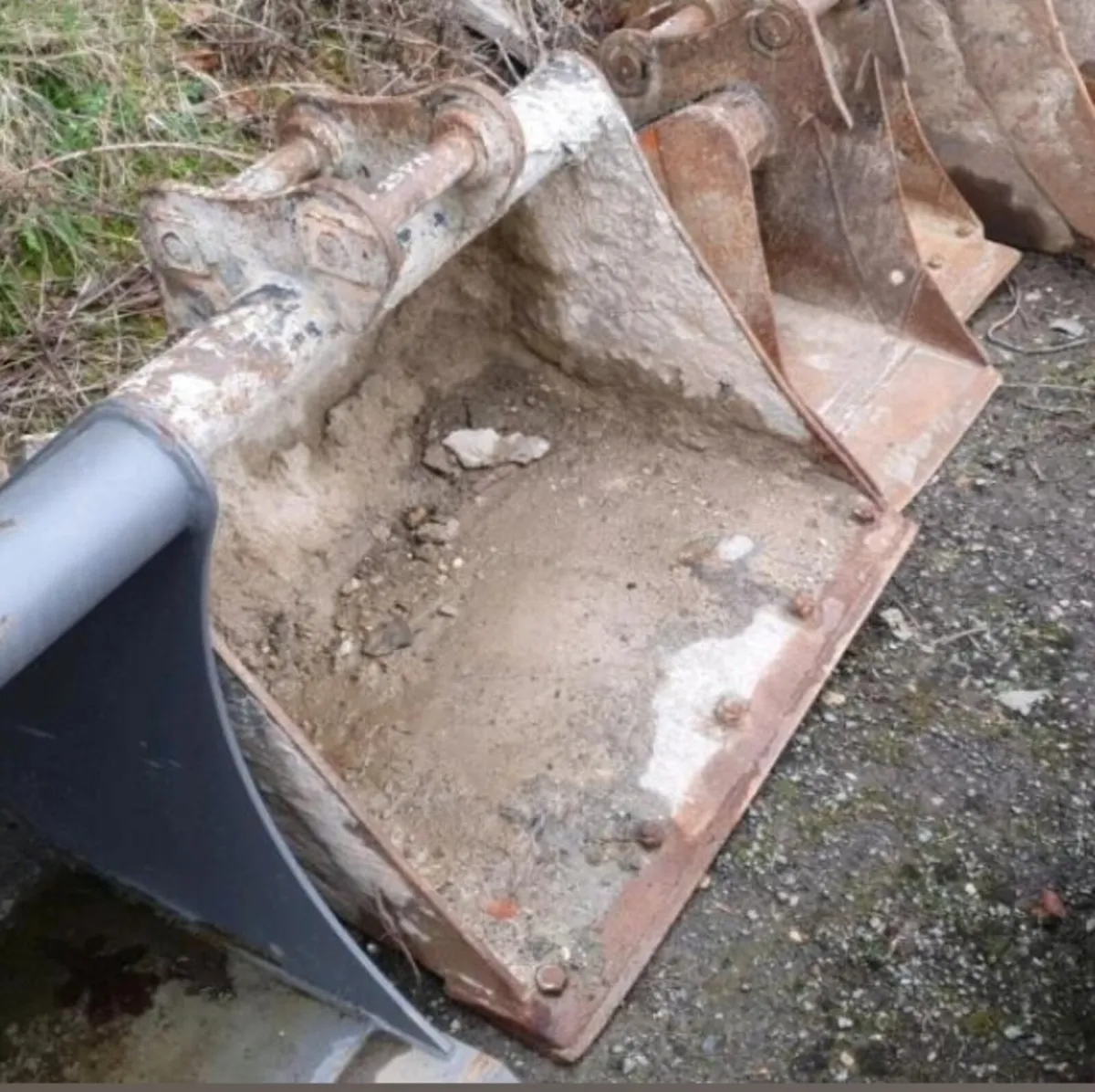 3FT DIGGING BUCKET (45MM PINS) - Image 1