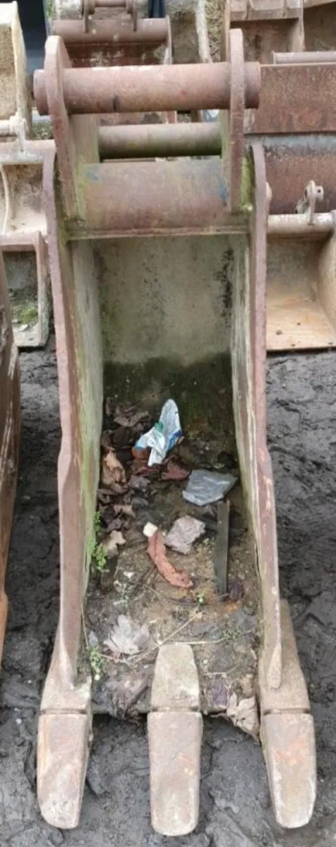 18'' DIGGING BUCKET (65MM PINS) - Image 1