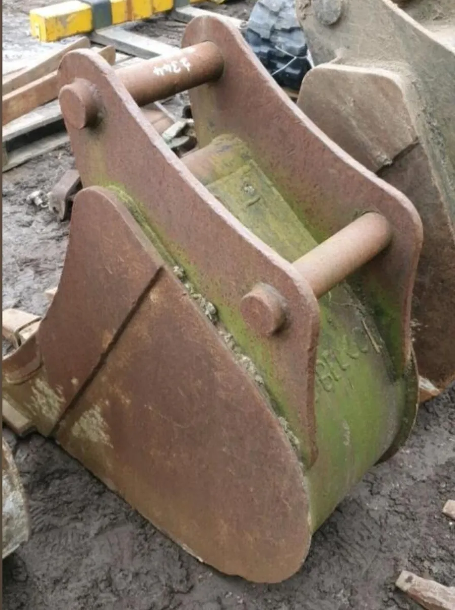 18'' DIGGING BUCKET (65MM PINS) - Image 2